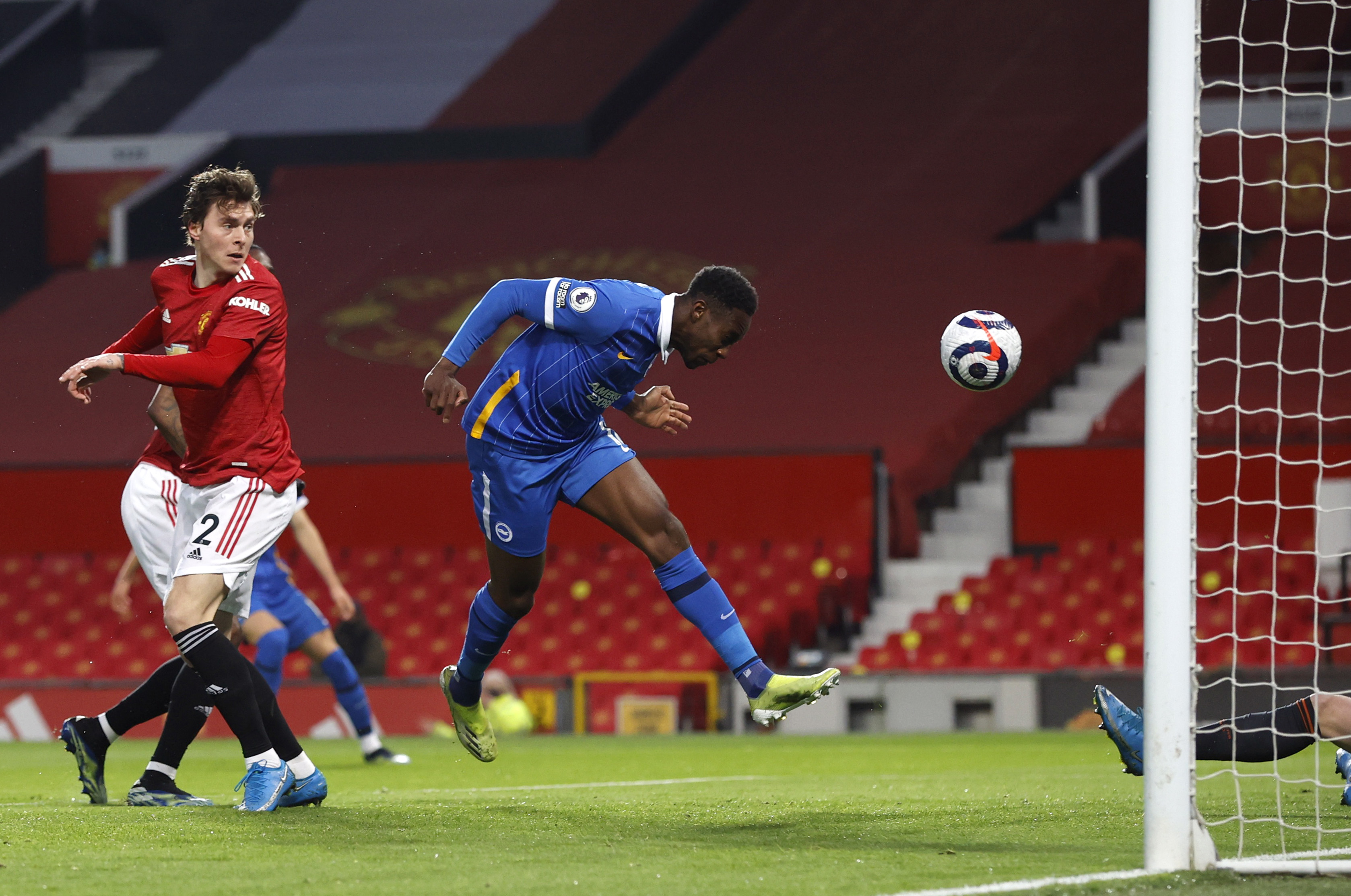 切尔西官方晒照，男女足主帅同时当选联赛月度最佳教练